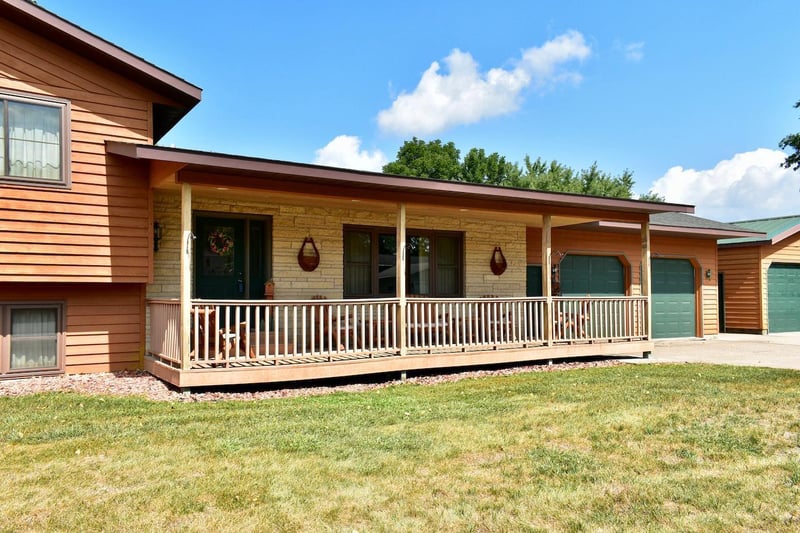 107 E Wilmar St, Rollingstone, MN 55969