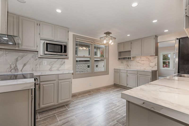 1096 Stryker Ave, West Saint Paul, MN 55118