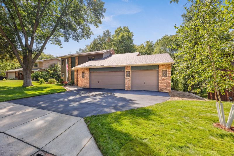 409 Valley High Rd, Burnsville, MN 55337
