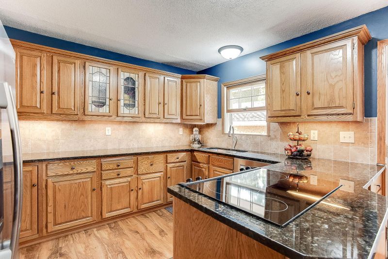 2112 Thomas Ln, White Bear Lake, MN 55110