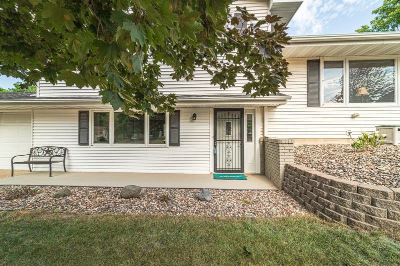 2320 Explorer Ct, Burnsville, MN 55337