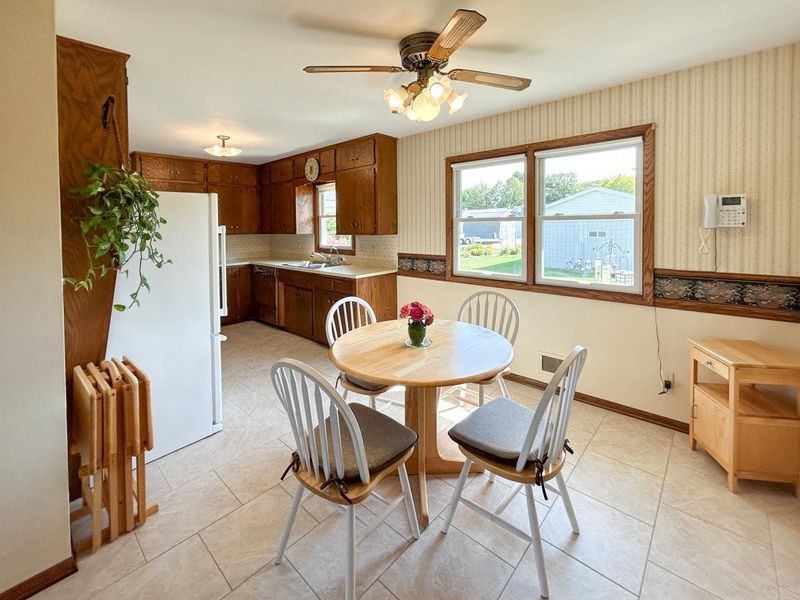 814 10th St, Gaylord, MN 55334