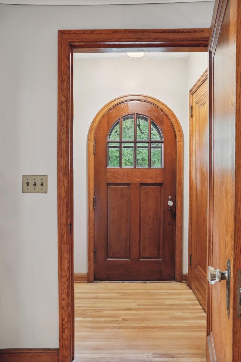 1810 Oakland Rd, Minnetonka, MN 55305