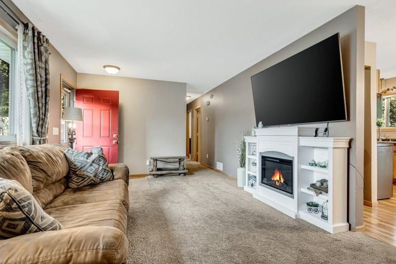 6620 Oakridge Ct, North Branch, MN 55056