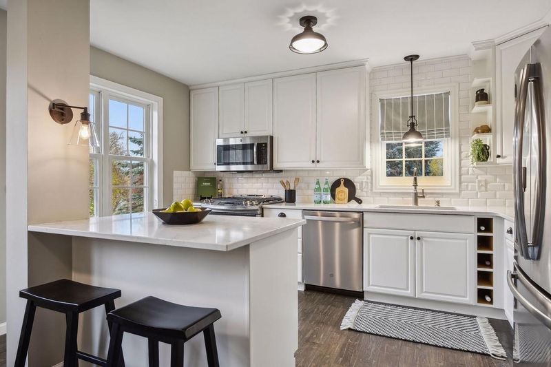 6696 Wakefield Dr, Eden Prairie, MN 55346