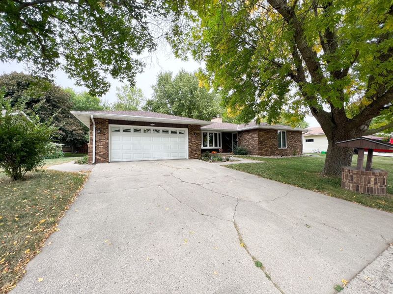 1280 Maplewood Dr, Worthington, MN 56187