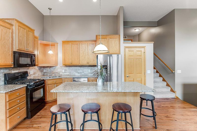 8512 Lakeview Ter, Savage, MN 55378