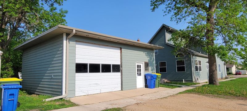 324 2nd St NE, Pipestone, MN 56164