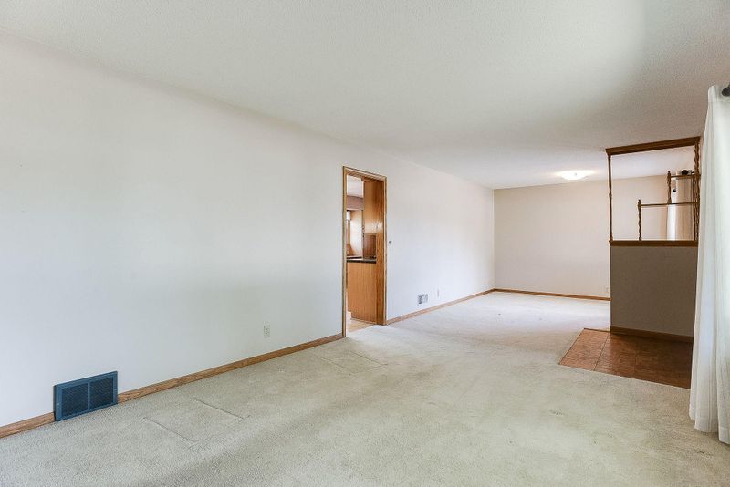 809 E 94th St, Bloomington, MN 55420