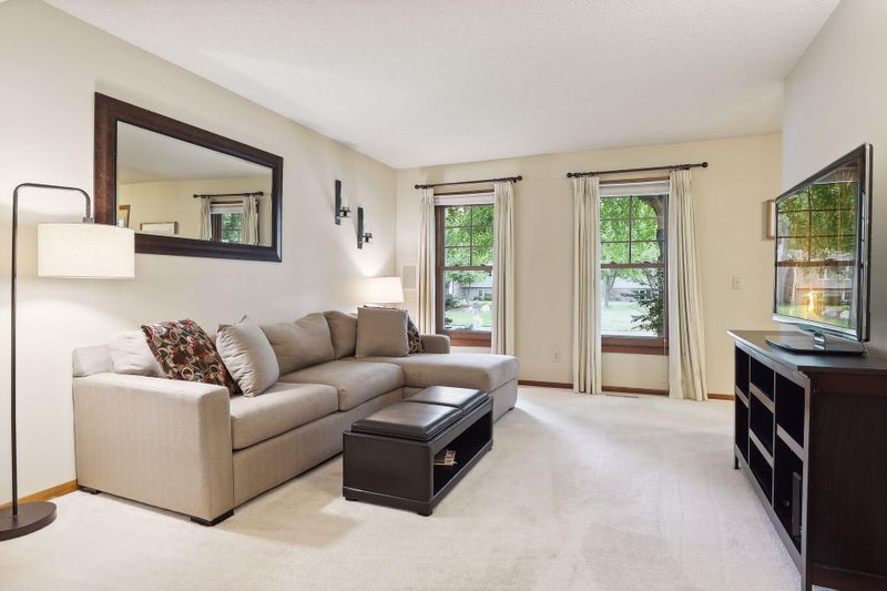 10100 Buckingham Dr, Eden Prairie, MN 55347