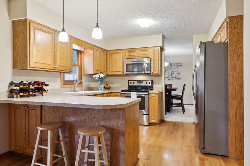 10100 Buckingham Dr, Eden Prairie, MN 55347