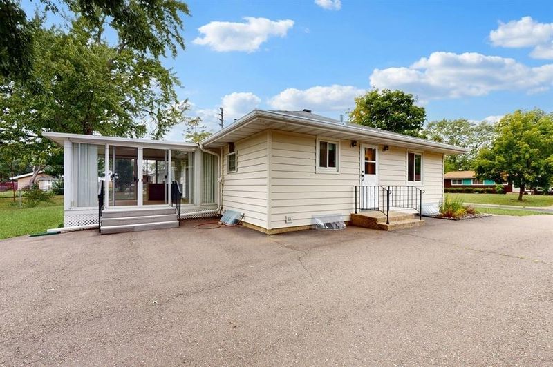 2907 Nash Rd, Brooklyn Center, MN 55430