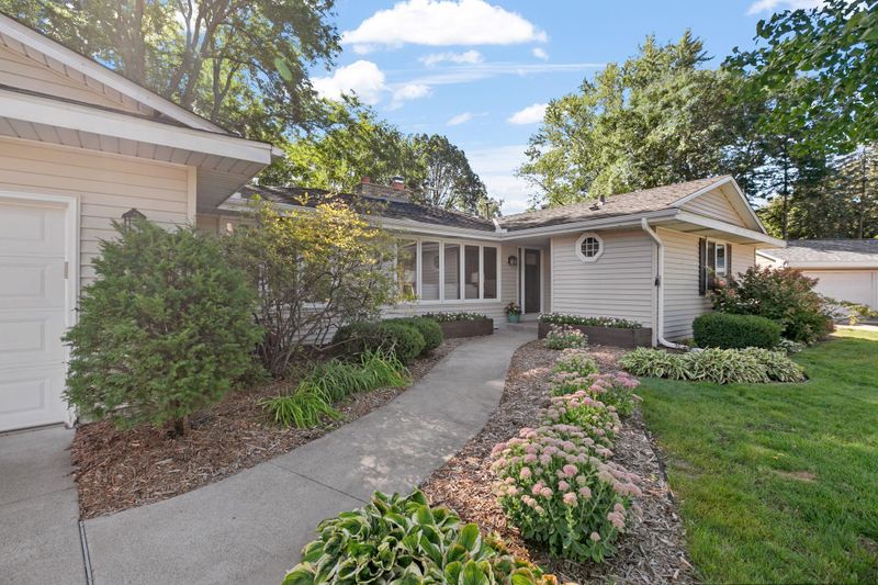 2092 Cameron Cir, Woodbury, MN 55125