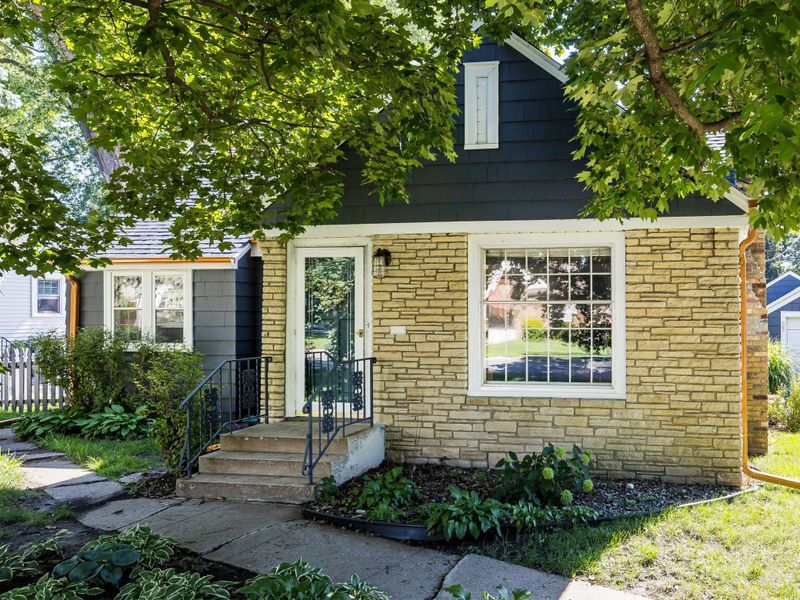 1716 Pascal St, Falcon Heights, MN 55113