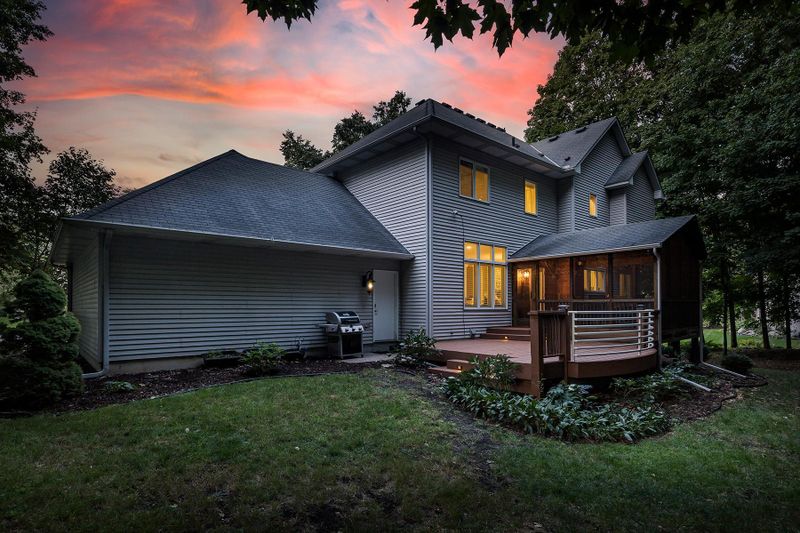 2063 Stone Creek Dr, Chanhassen, MN 55317
