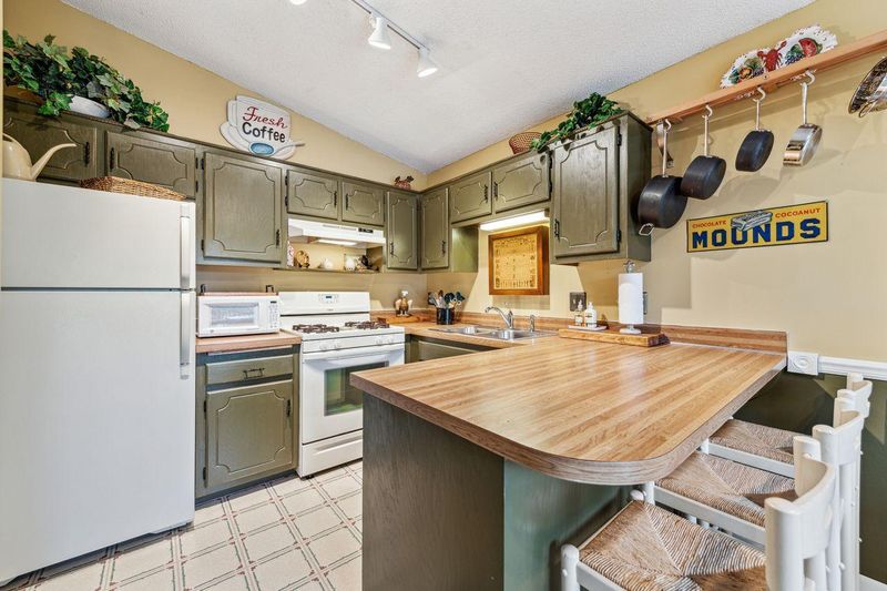 16203 Flagstaff Ct S, Rosemount, MN 55068