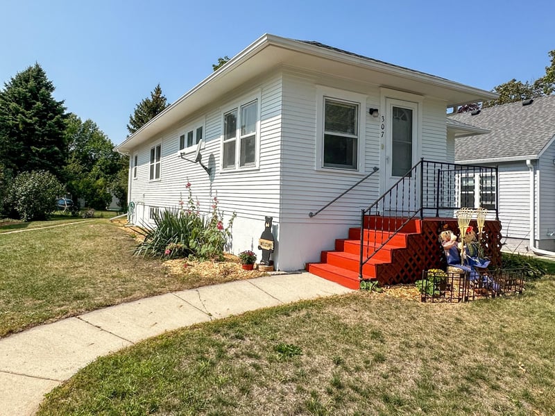 307 4th Ave NW, Arlington, MN 55307