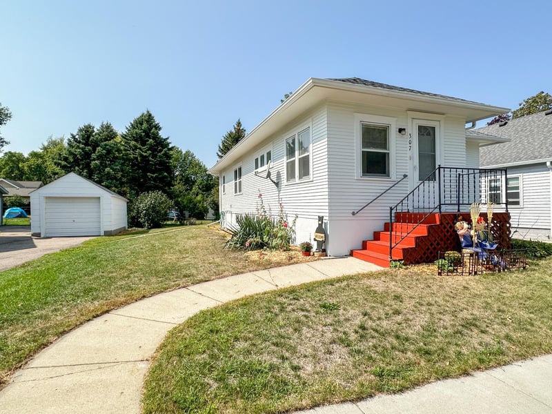 307 4th Ave NW, Arlington, MN 55307