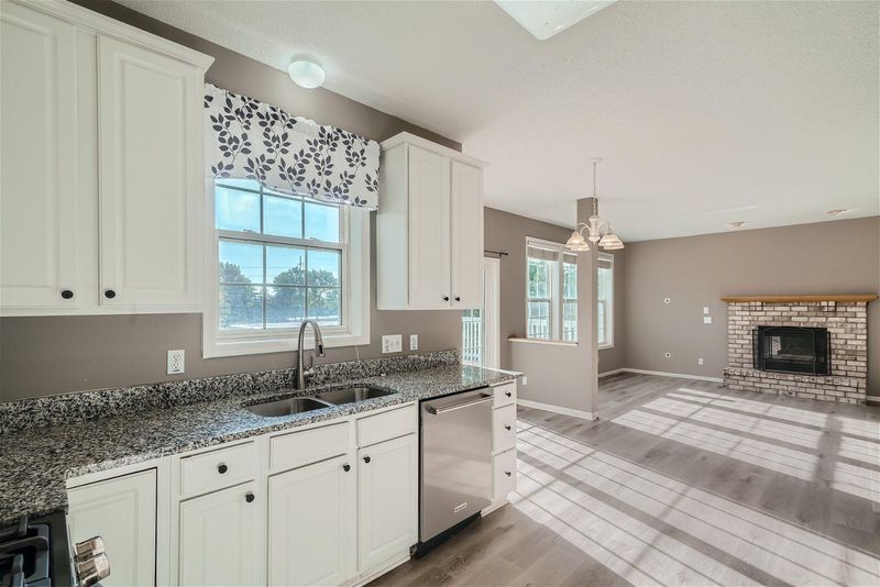 2765 Wagner Dr, Chaska, MN 55318