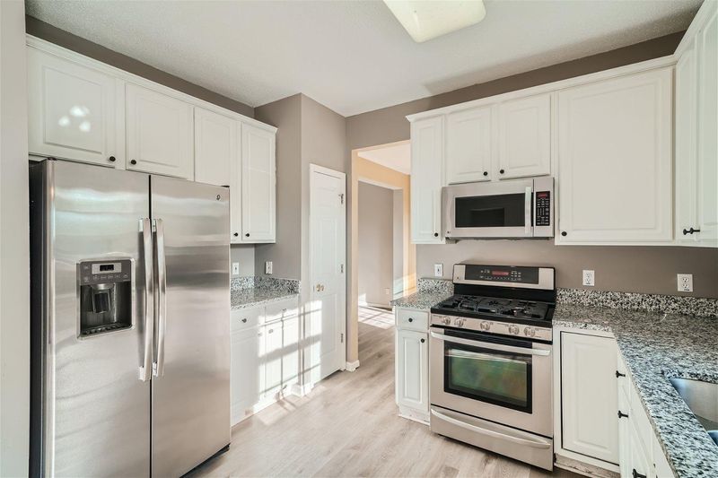 2765 Wagner Dr, Chaska, MN 55318