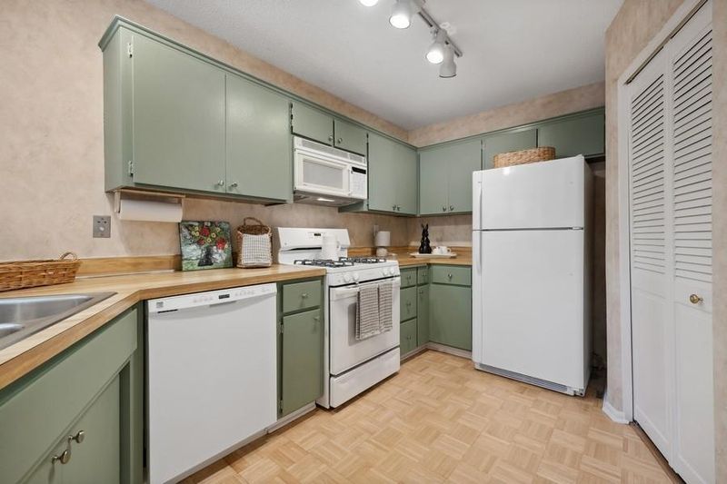 9052 Neill Lake Rd #A, Eden Prairie, MN 55347