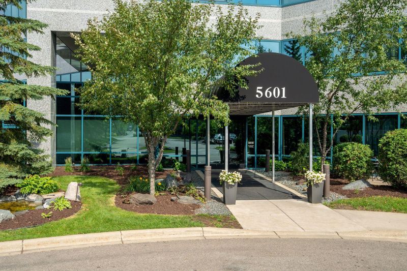 5601 Smetana Dr #1017, Minnetonka, MN 55343