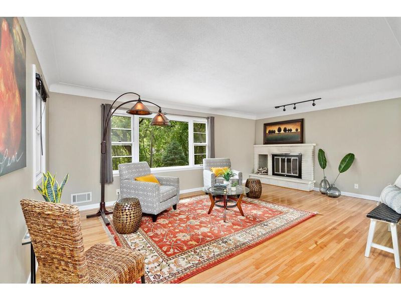 16861 Sherwood Rd, Minnetonka, MN 55345