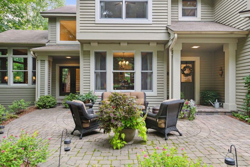 2401 Hunter Dr, Chanhassen, MN 55317
