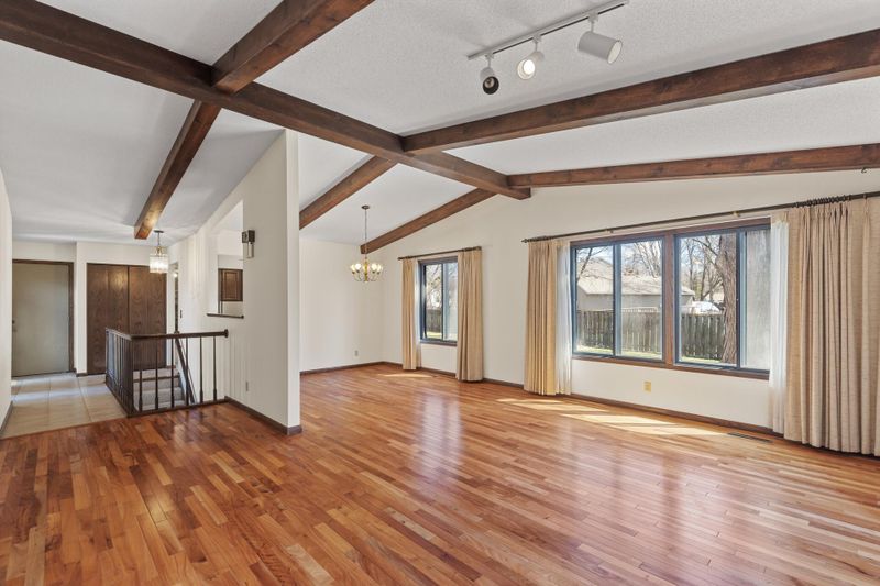 7181 Stratford Rd, Woodbury, MN 55125