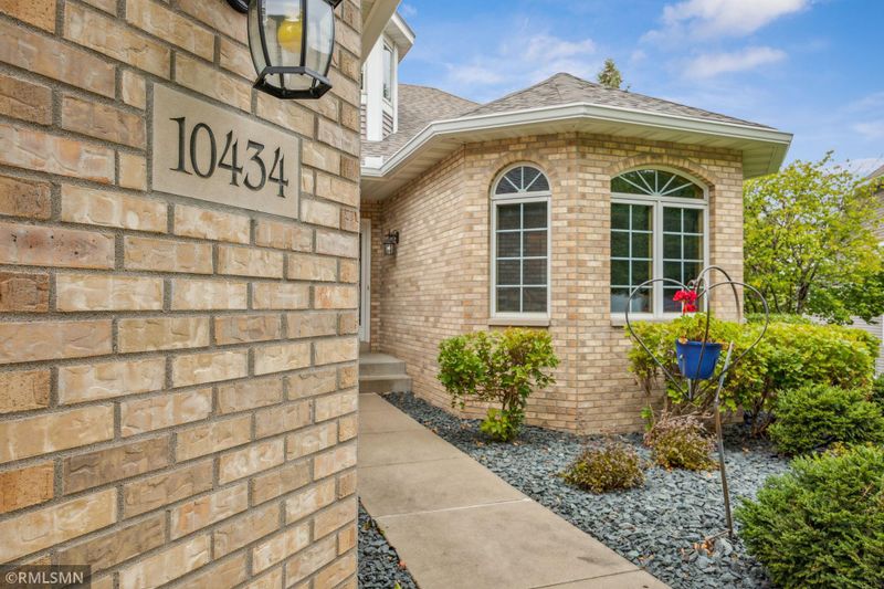 10434 Eagle Pointe Cir, Woodbury, MN 55129