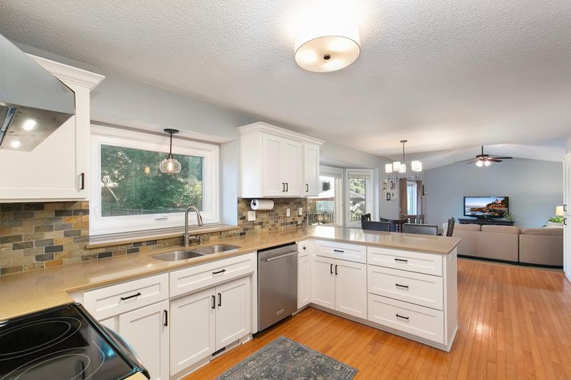 8511 Saratoga Ln, Eden Prairie, MN 55347