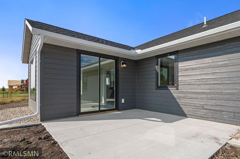825 Willow Dr, Hutchinson, MN 55350
