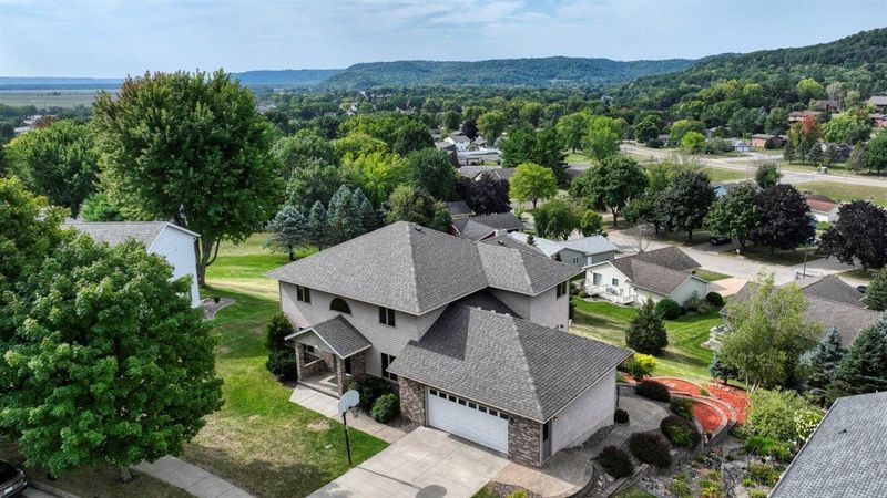 203 Eagles Bluff Rd, La Crescent, MN 55947