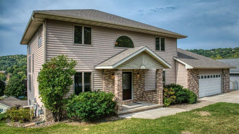 203 Eagles Bluff Rd, La Crescent, MN 55947