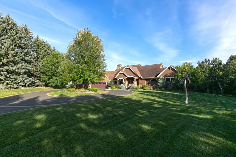 8955 Sunset Trl, Chanhassen, MN 55317
