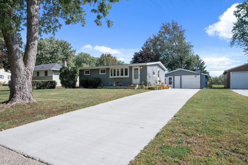 131 Greystone Ave N, Oakdale, MN 55128