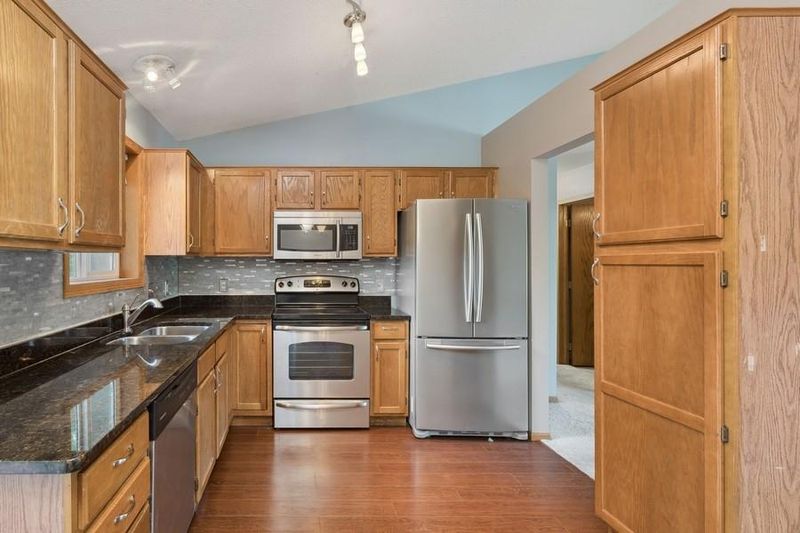 775 Meadow Ln, Woodbury, MN 55125