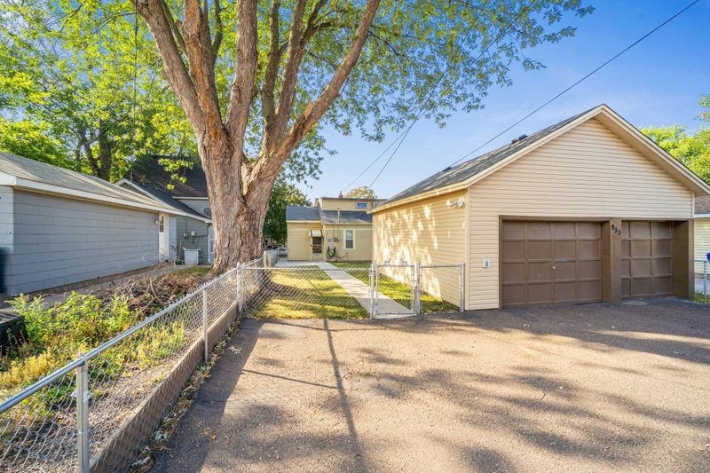 983 4th St E, Saint Paul, MN 55106