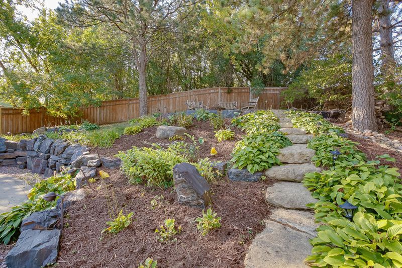 1324 Crestridge Ln, Eagan, MN 55123