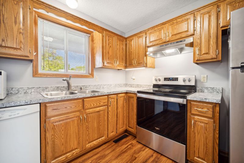 6535 Upper 20th St N, Oakdale, MN 55128