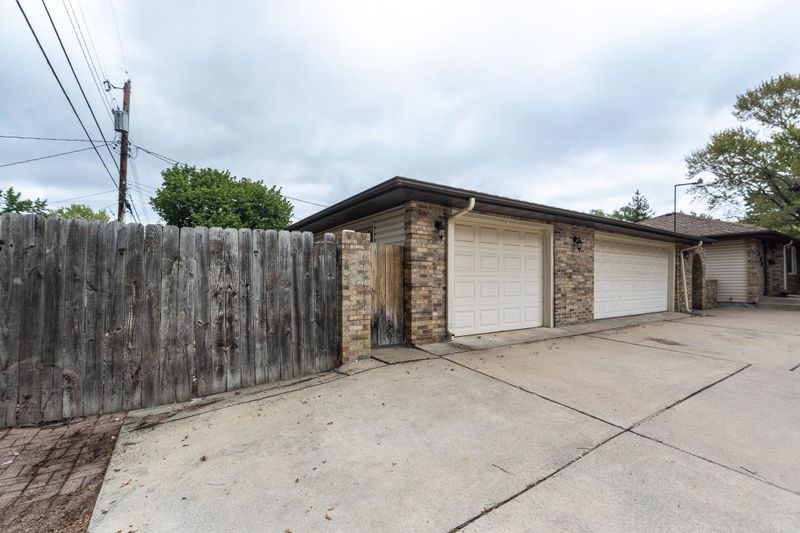 1100 W 82nd St, Bloomington, MN 55420