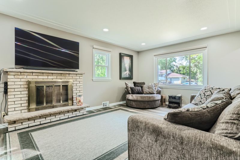 7808 Florida Cir N, Brooklyn Park, MN 55445