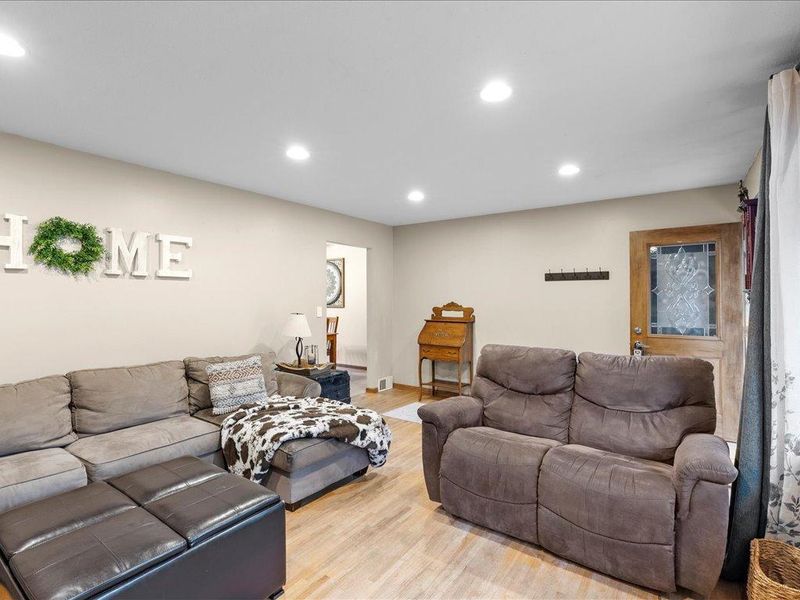 3337 Shepherd Hills Cir, Bloomington, MN 55431