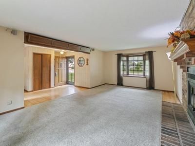 1216 Ruggles St, Roseville, MN 55113