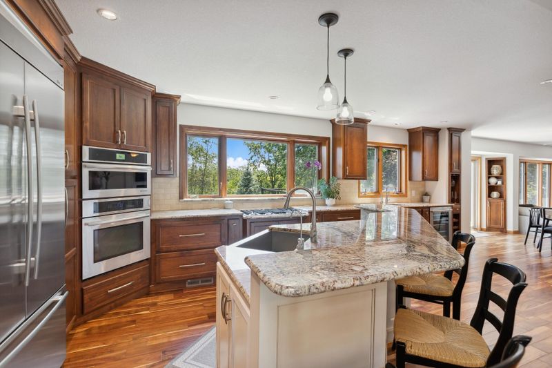 740 Ashley Dr, Chaska, MN 55318