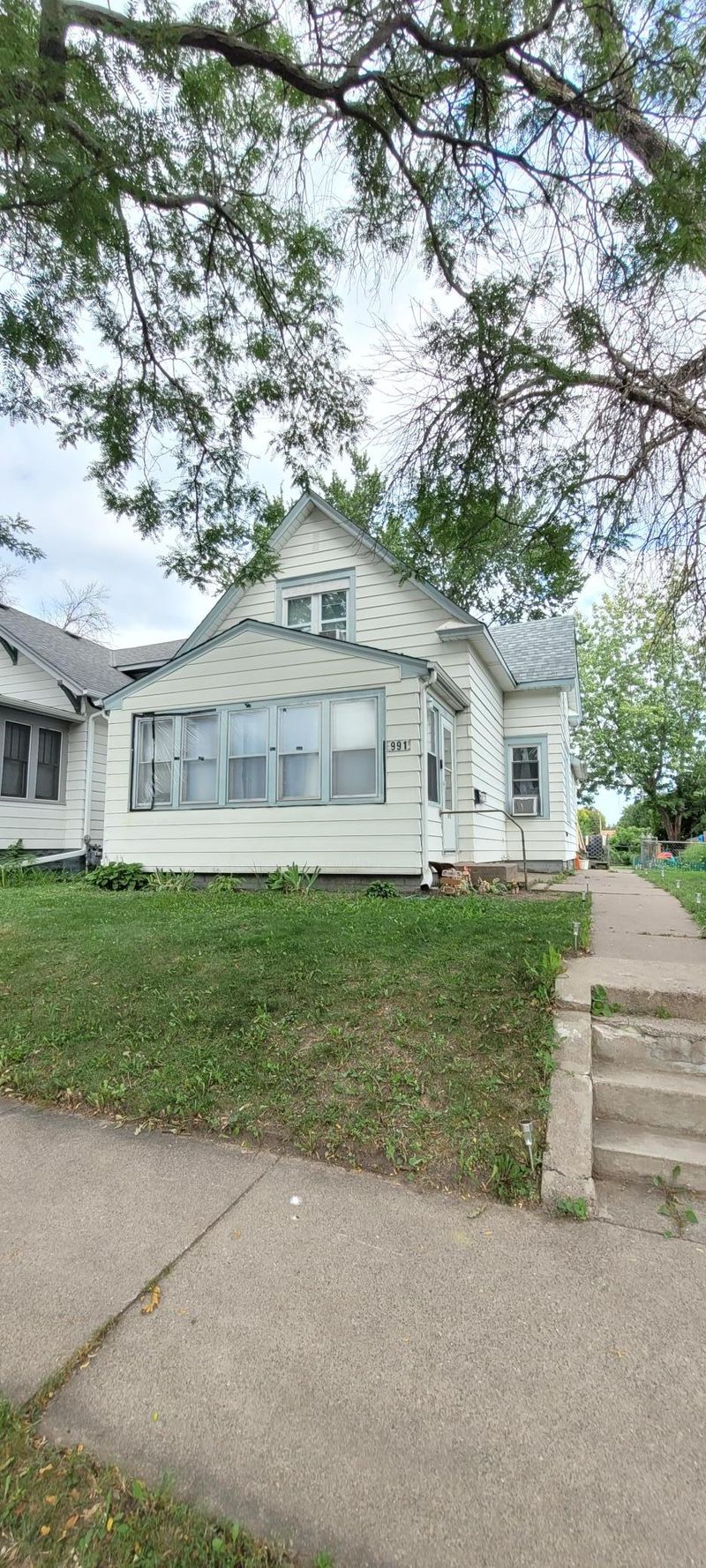 991 Rose Ave E, Saint Paul, MN 55106