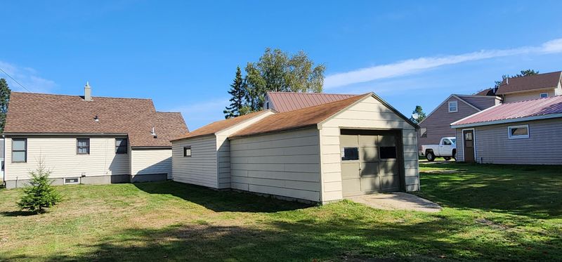60 Vermillion Dr, Virginia, MN 55792