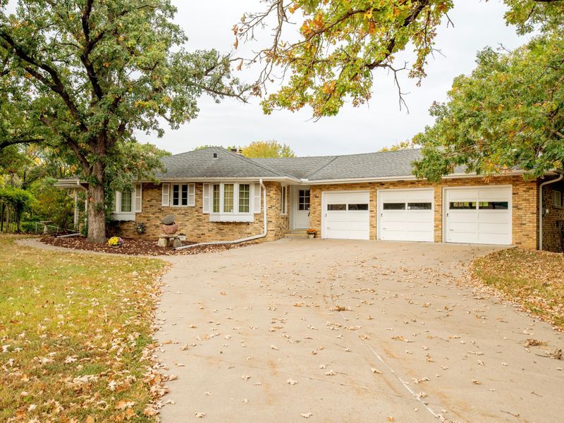 8915 River Ridge Rd, Bloomington, MN 55425