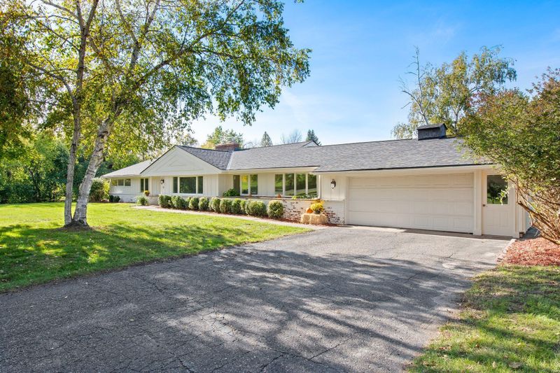11 E Pleasant Lake Rd, North Oaks, MN 55127