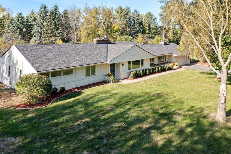 11 E Pleasant Lake Rd, North Oaks, MN 55127